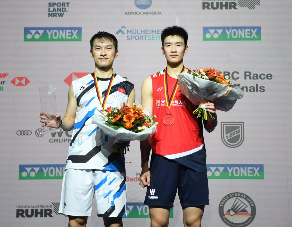 Angus Ng (left) and Li Shifeng receive their prizes after the German Open final. Photo: Xinhua