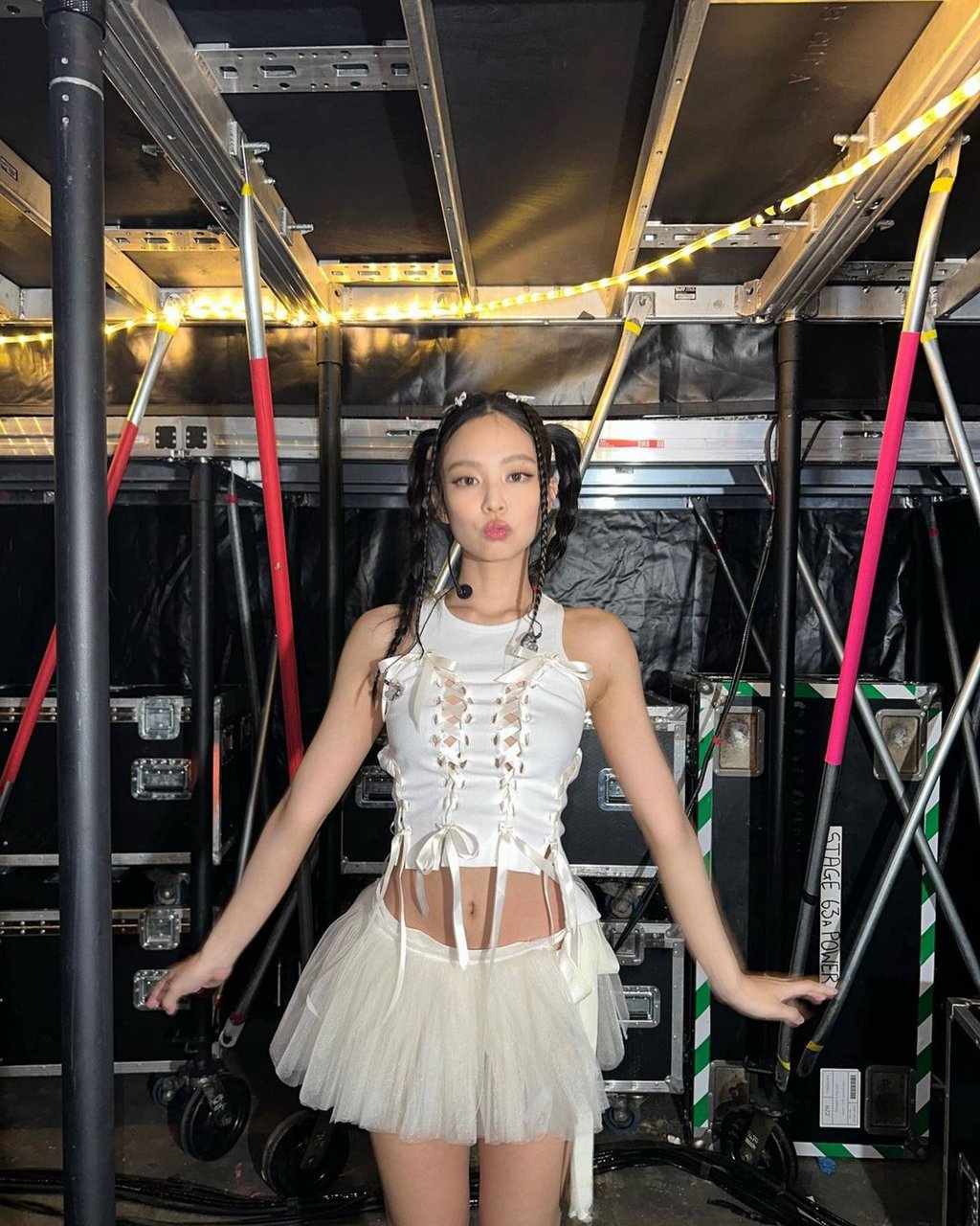 How to rock balletcore fashion like Blackpink s Jennie her Born Pink stage outfits turbocharged the ultra feminine style for 2023 and Red Velvet s Joy and Yeri have been dressing like dancers too