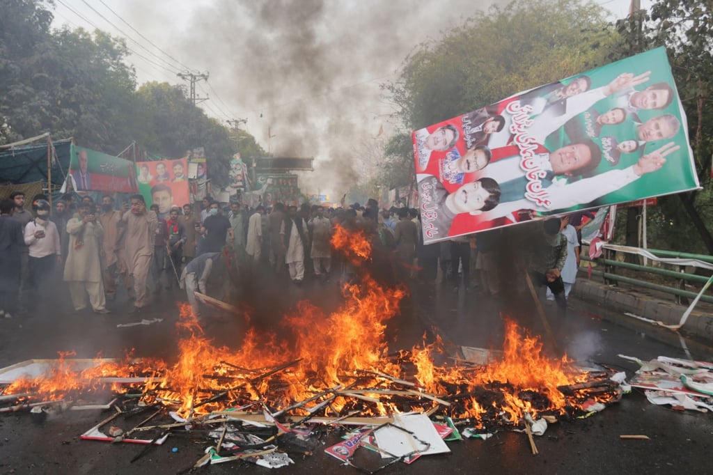 Supporters of Imran Khan set up a burning barricade outside his residence in Lahore on Tuesday as they confront police seeking his arrest. Photo: EPA-EFE Supporters of Imran Khan set up a burning barricade outside his residence in Lahore on Tuesday as they confront police seeking his arrest. Photo: EPA-EFE