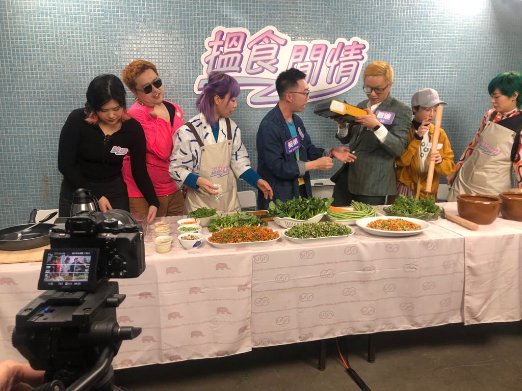 Members of Boloho and guests “Kai Brother Fred” and Qidi Feng prepare for an improvised performance at Hanart TZ Gallery. Photo: Enid Tsui Members of Boloho and guests “Kai Brother Fred” and Qidi Feng prepare for an improvised performance at Hanart TZ Gallery. Photo: Enid Tsui