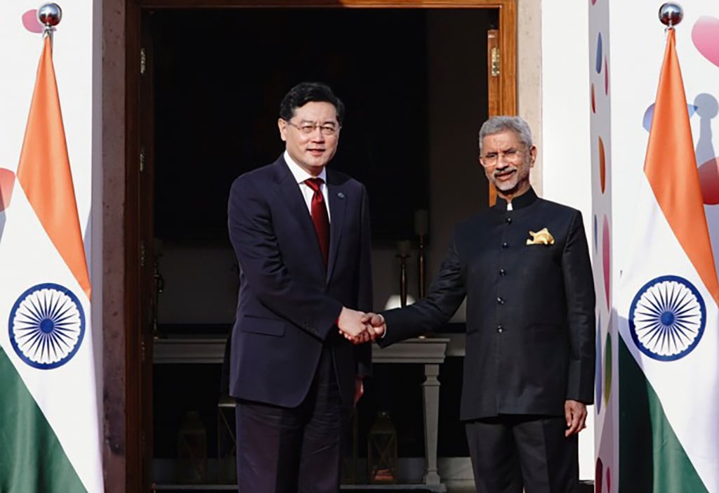 Indian foreign minister S Jaishankar (right) with his Chinese counterpart Qin Gang during the G20 foreign ministers meeting, in New Delhi, India, earlier in March 2023. Photo: Indian Foreign Ministry via AP