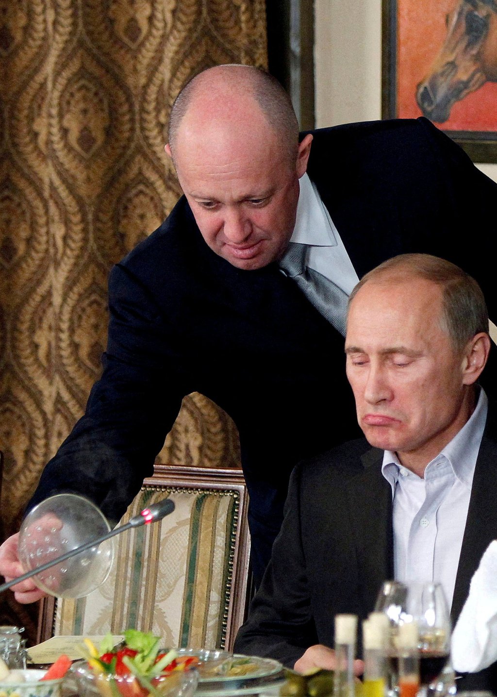 Yevgeny Prigozhin, nicknamed Putin’s chef, serves then Russian leader Vladimir Putin during a dinner outside Moscow in November 2011. Photo: Reuters