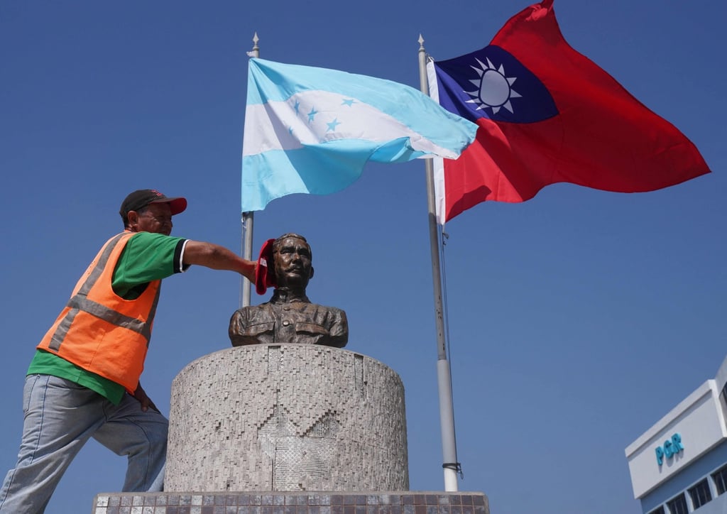 A worker cleans the bust of the former President of the Republic of China, Dr Sun Yat-sen, at the Republic of China Square in Tegucigalpa, Honduras, on March 15, 2023. Photo: AFP