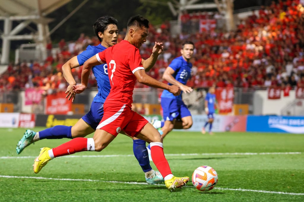 Law Tsz-chun on the attack for Hong Kong as Glenn Kweh Jia Jin of Singapore chases. Photo: Edmond So Law Tsz-chun on the attack for Hong Kong as Glenn Kweh Jia Jin of Singapore chases. Photo: Edmond So
