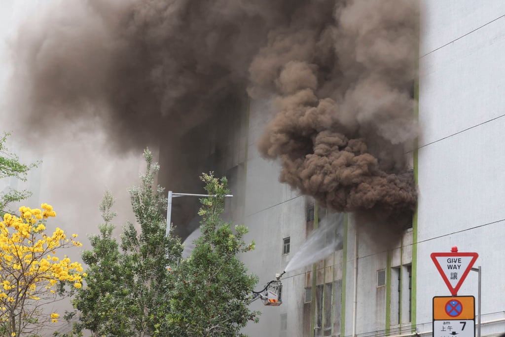 Smoke was seen billowing out from the second and third floors. Photo: Yik Yeung-man