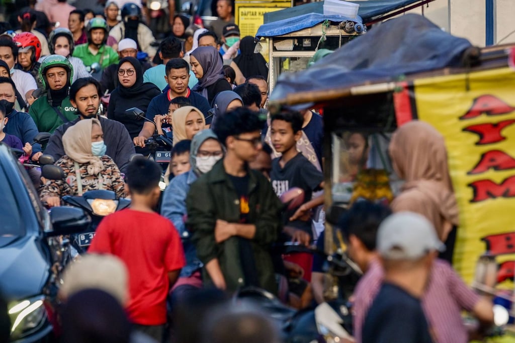 Muslims purchase food and drinks for the Iftar meal after breaking their fast during the holy month of Ramadan in Jakarta on March 23, 2023. Photo: AFP Muslims purchase food and drinks for the Iftar meal after breaking their fast during the holy month of Ramadan in Jakarta on March 23, 2023. Photo: AFP