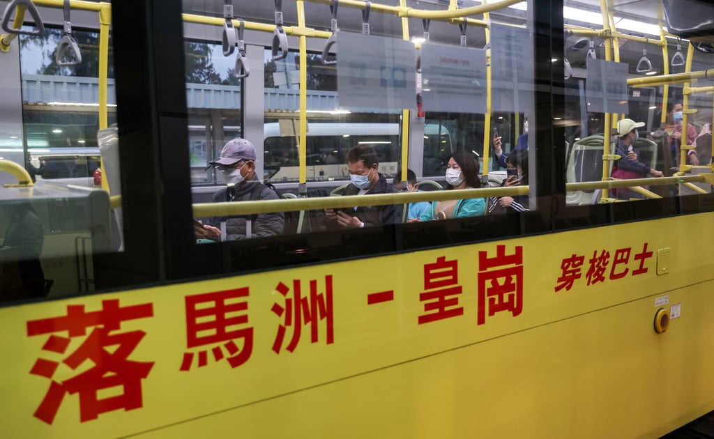 Travellers at the Lok Ma Chau-Huanggang cross-boundary shuttle bus terminal in Hong Kong. Photo: Yik Yeung-man Travellers at the Lok Ma Chau-Huanggang cross-boundary shuttle bus terminal in Hong Kong. Photo: Yik Yeung-man