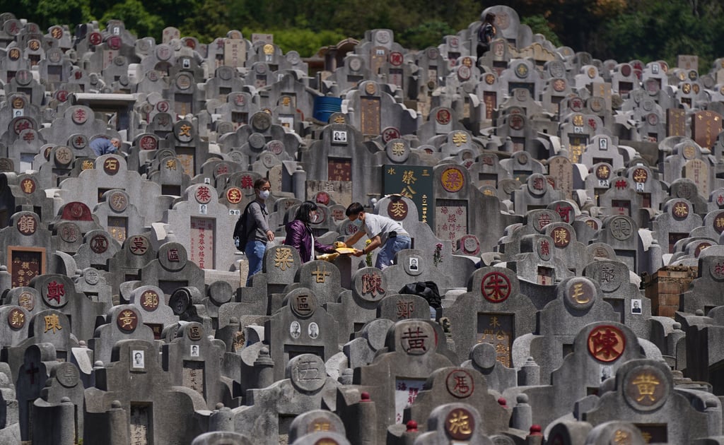 People pay their respects to their ancestors at Hong Kong’s Diamond Hill Cemetery. Photo: SCMP/Sam Tsang
