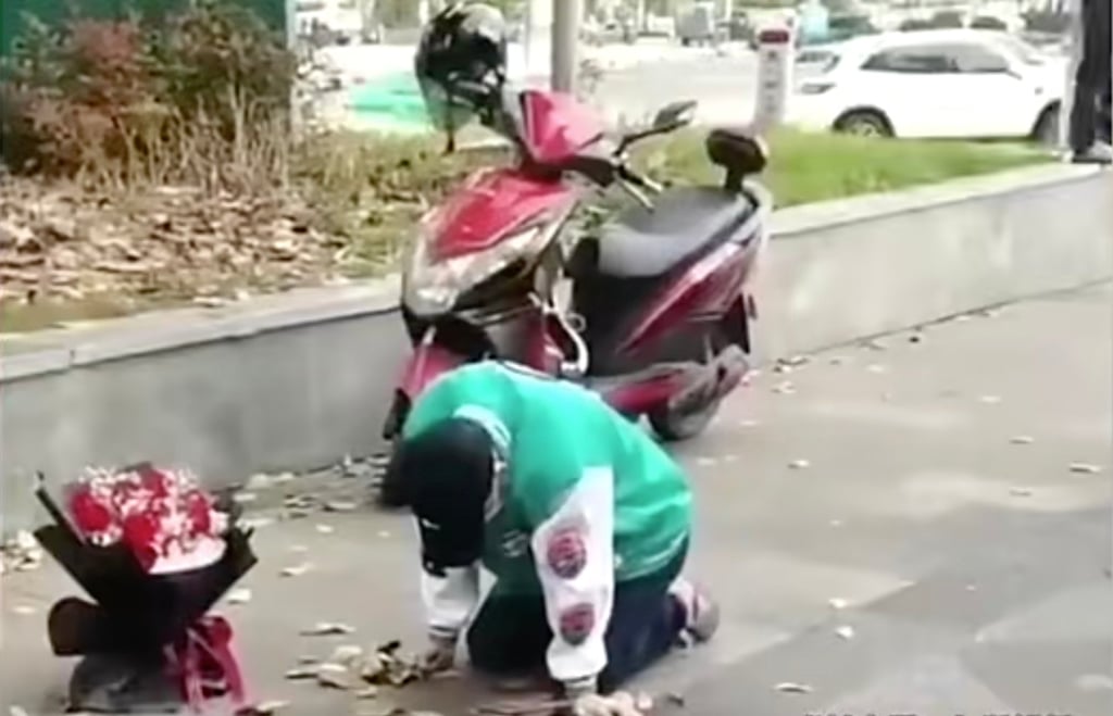 Despite the man’s extreme actions and a bunch of flowers, his ex-girlfriend was nowhere to be seen. Photo: Baidu Despite the man’s extreme actions and a bunch of flowers, his ex-girlfriend was nowhere to be seen. Photo: Baidu