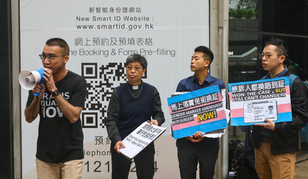 Henry Edward Tse (left) and other activists protest outside the Immigration Department building in Wan Chai. Photo: Dickson Lee