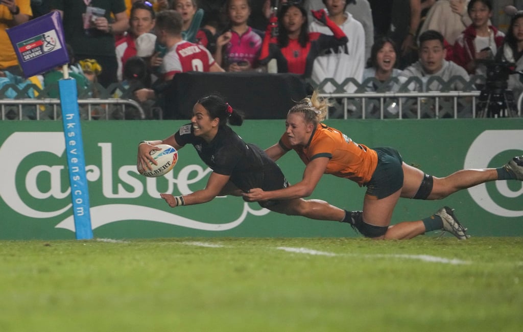 New Zealand’s Stacey Waaka slides in for a try, outpacing Australia’s Maddison Levi. Photo: Elson Li New Zealand’s Stacey Waaka slides in for a try, outpacing Australia’s Maddison Levi. Photo: Elson Li