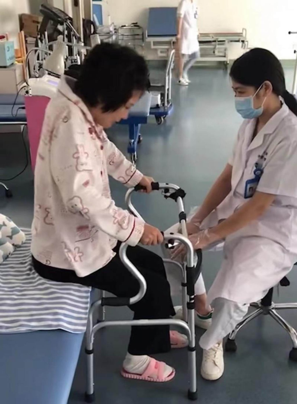 Wang suffered horrendous injuries as a result of her husband’s actions but has battled through the pain barrier. Photo: The Paper Wang suffered horrendous injuries as a result of her husband’s actions but has battled through the pain barrier. Photo: The Paper