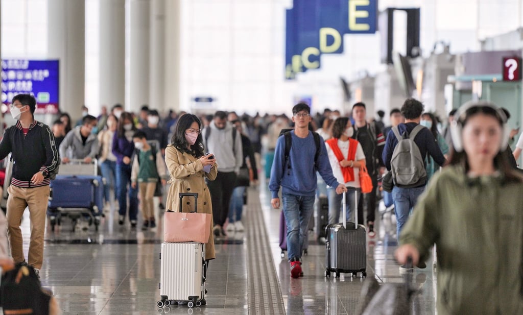 Hongkongers at the airport head off on their Easter break. Photo: Elson Li