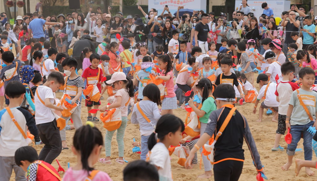 Hundreds of children take part in the Discovery Bay Easter Egg Hunt on the Beach. Photo: Jelly Tse