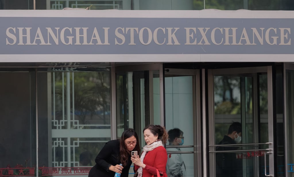 Turnover on the Shanghai and Shenzhen stock exchanges are on the rise. Photo: EPA-EFE