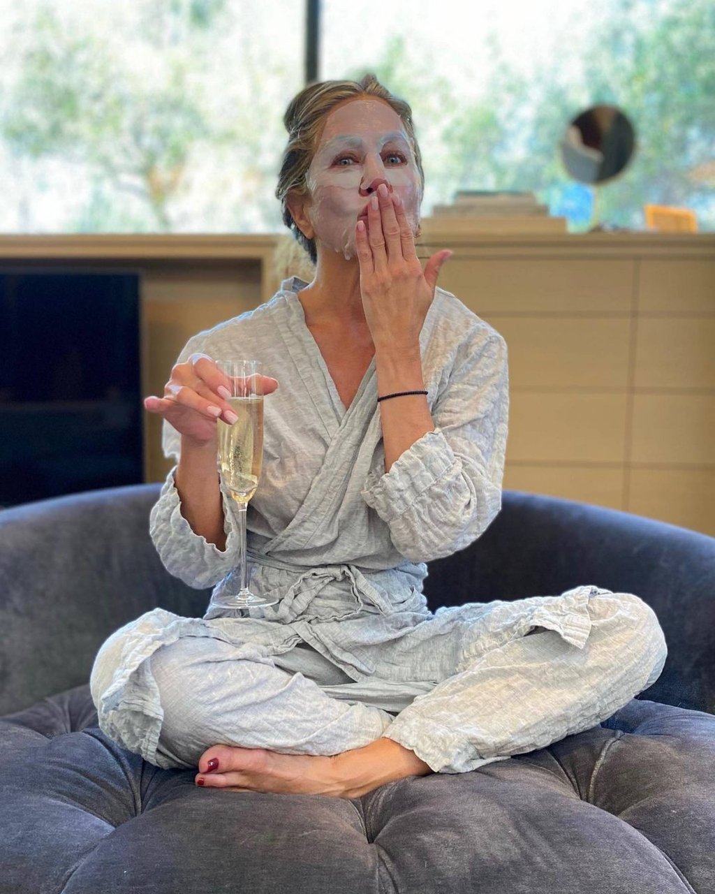 Jennifer Aniston shares her skincare routine at home before the Emmys. Photo: @jenniferaniston/Instagram