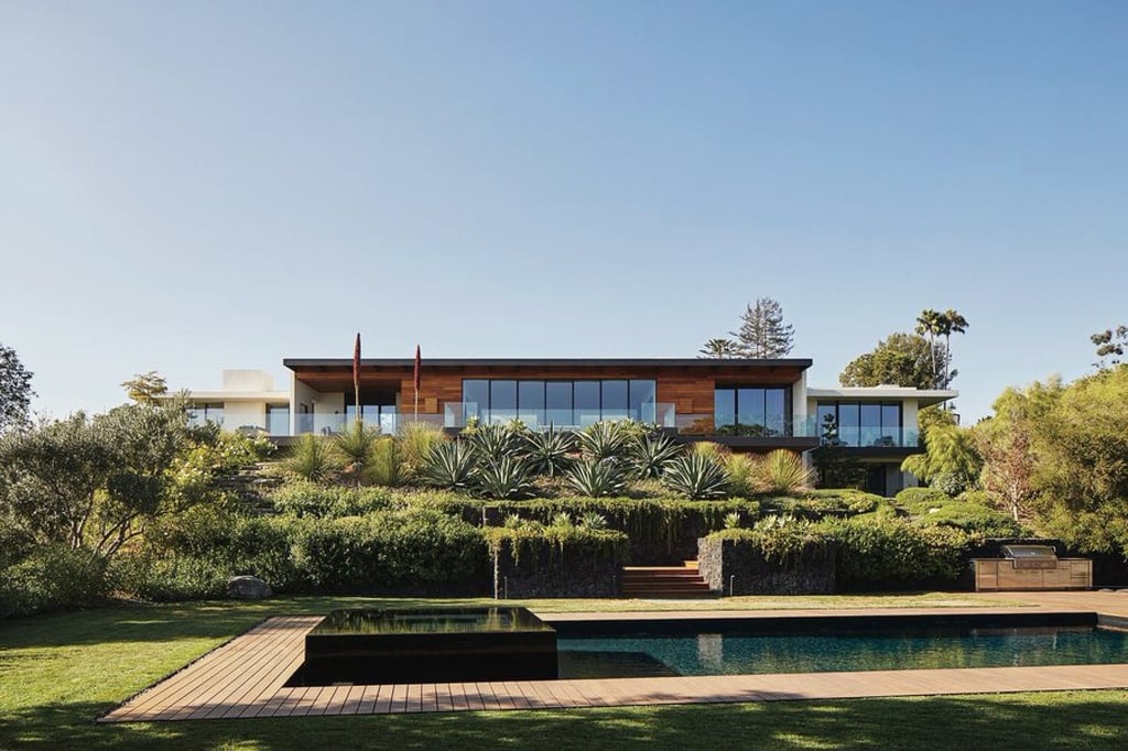 Originally designed by A. Quincy Jones, Jennifer Aniston bought this property in 2011. Photo: @TheLandCo_/Twitter