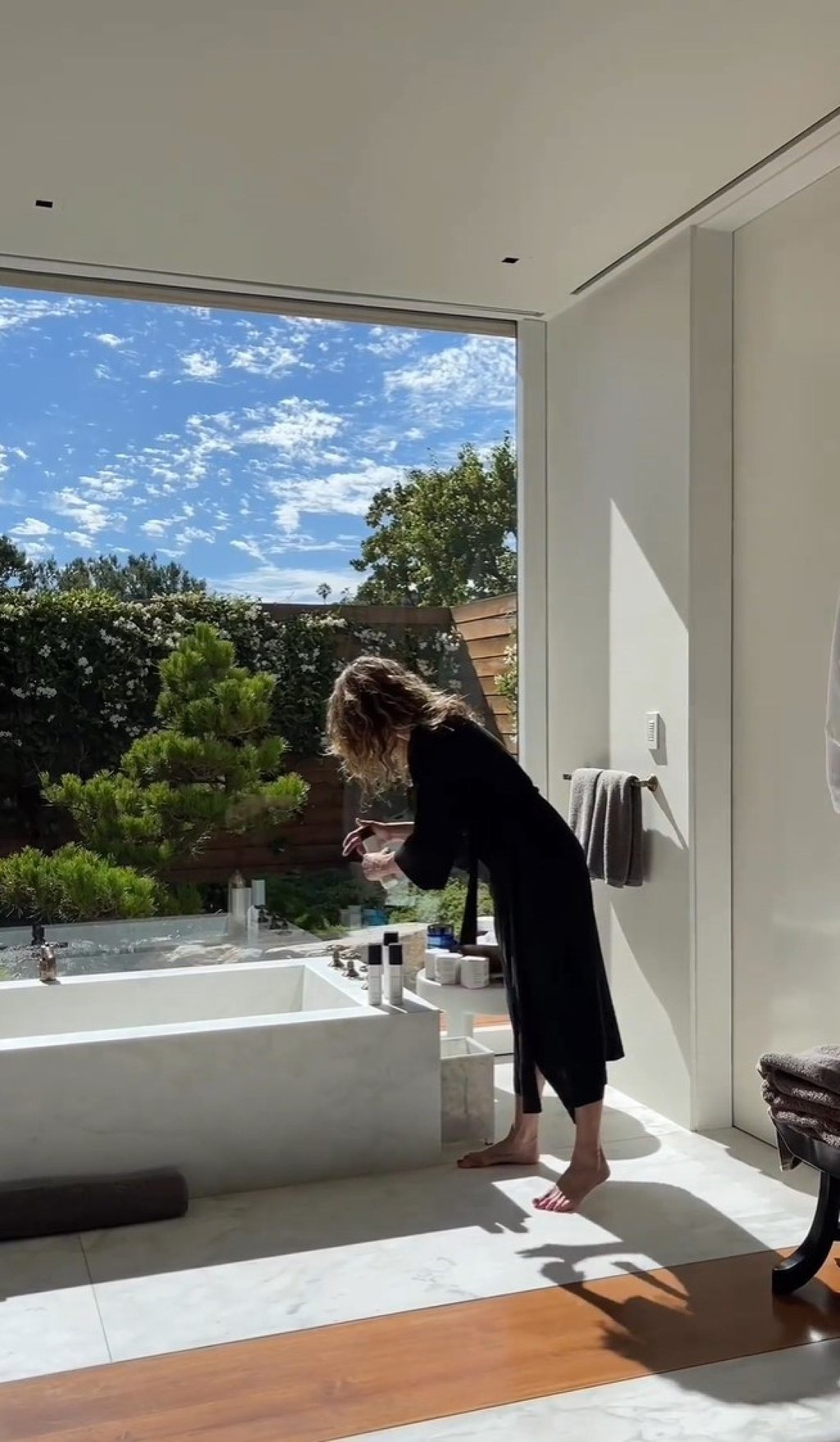 Jennifer Aniston’s bathtub overlooks an Asian-inspired courtyard. Photo: @jenniferaniston/Instagram