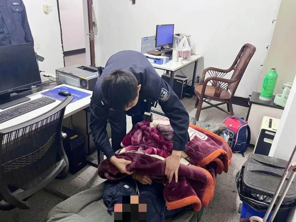 Police who found the boy had to carry him into the station as he was too exhausted to walk after his marathon journey. Photo: Sina Police who found the boy had to carry him into the station as he was too exhausted to walk after his marathon journey. Photo: Sina