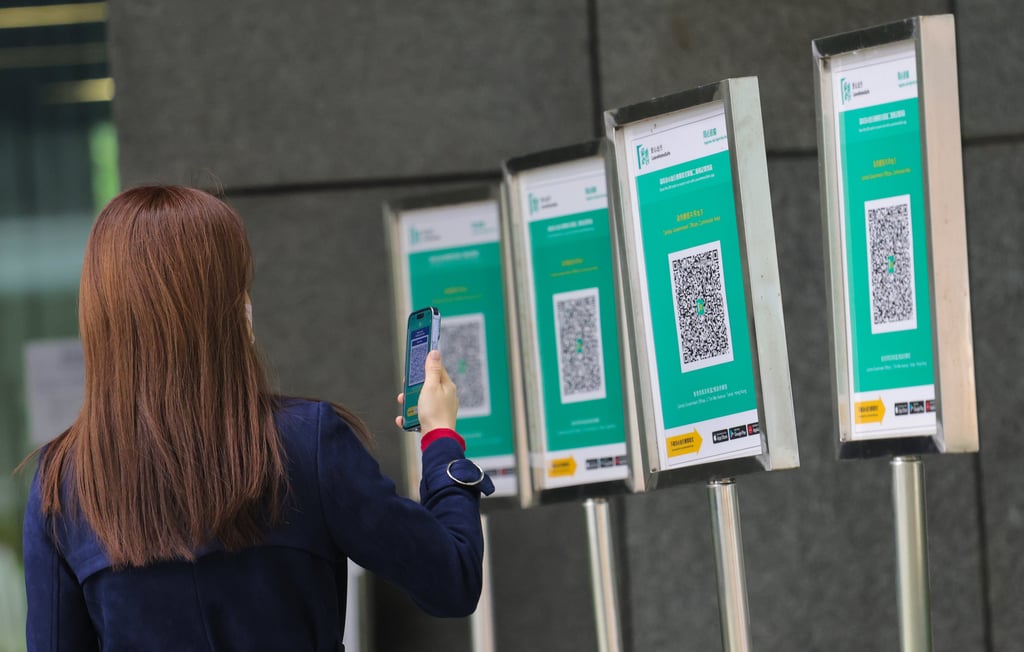 People use the “Leave Home Safe” mobile app before entering government offices. Photo: Jelly Tse People use the “Leave Home Safe” mobile app before entering government offices. Photo: Jelly Tse