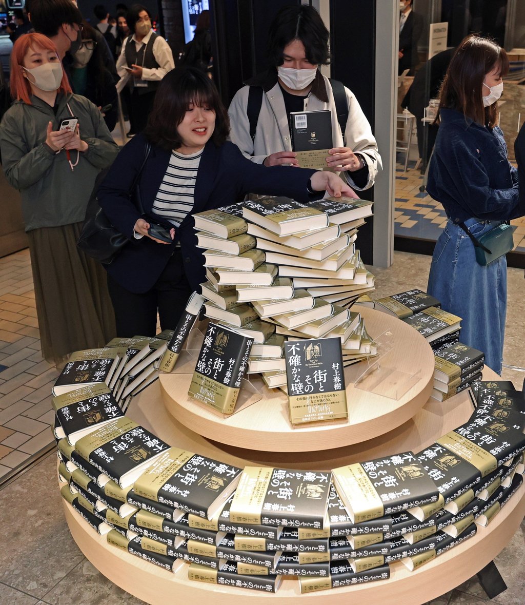 Customers buy Murakami’s new book at the Kinokuniya bookstore, in Tokyo, on April 13. Photo: EPA-EFE
