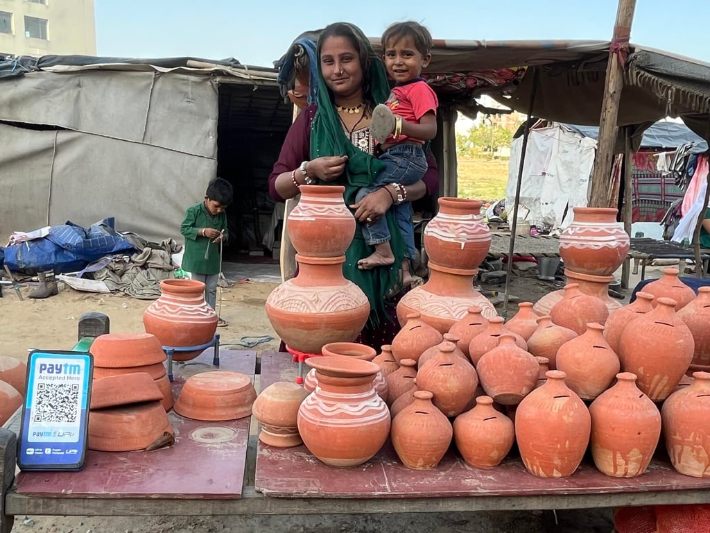 Icha Lohar and her family sell claypots on the roadsides of Gurugram, India. Photo: Amy Sood Icha Lohar and her family sell claypots on the roadsides of Gurugram, India. Photo: Amy Sood