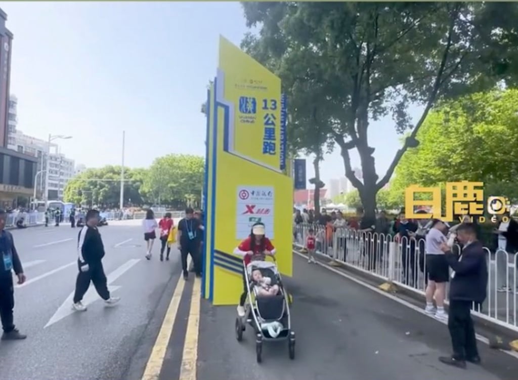 Despite making two pit stops to feed her son, Liu easily finished the route. Photo: Weibo Despite making two pit stops to feed her son, Liu easily finished the route. Photo: Weibo
