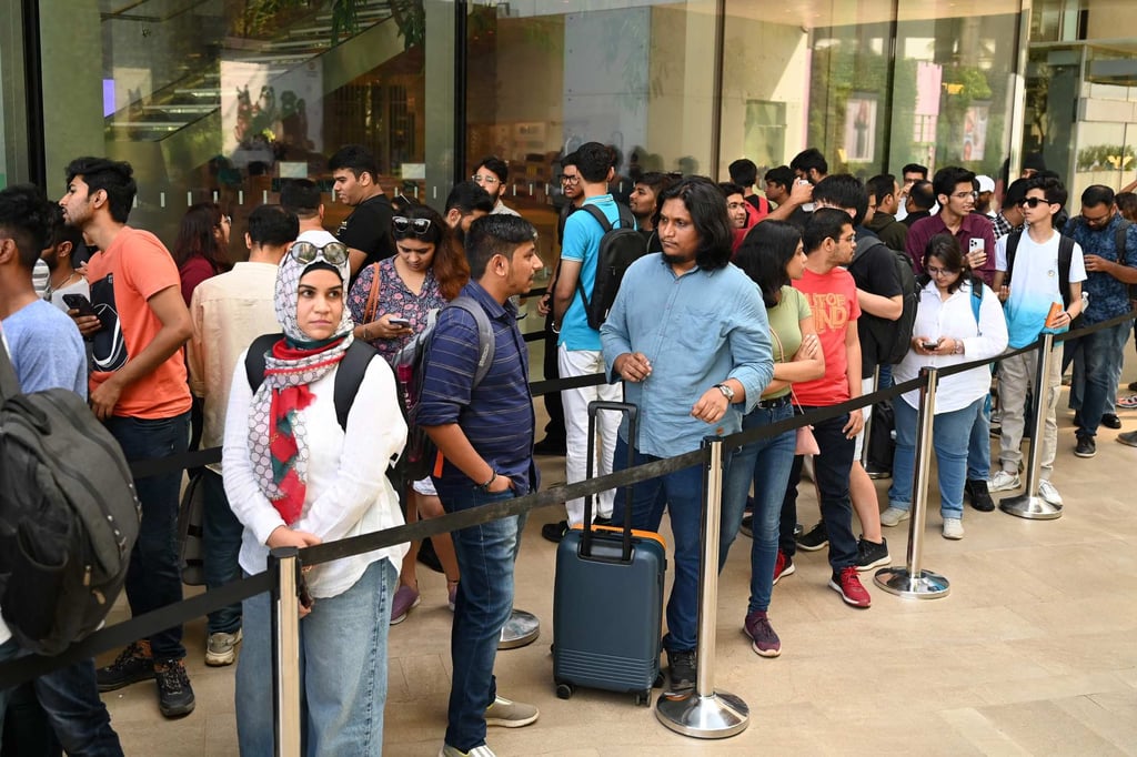 People queue outside India’s first Apple store in Mumbai ahead of its opening on April 18, 2023. Photo: Agence France-Presse