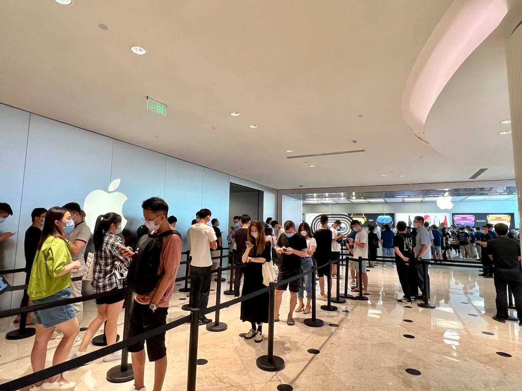 Shoppers line up outside the Apple Store in Shenzhen’s Nanshan district on the first day of public sales for the new iPhone 14 models on September 16, 2022 Photo: Iris Deng Shoppers line up outside the Apple Store in Shenzhen’s Nanshan district on the first day of public sales for the new iPhone 14 models on September 16, 2022 Photo: Iris Deng
