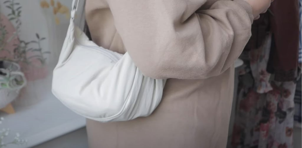 A peek at the chic Uniqlo bag. Photo: Kaya-Quintana/YouTube