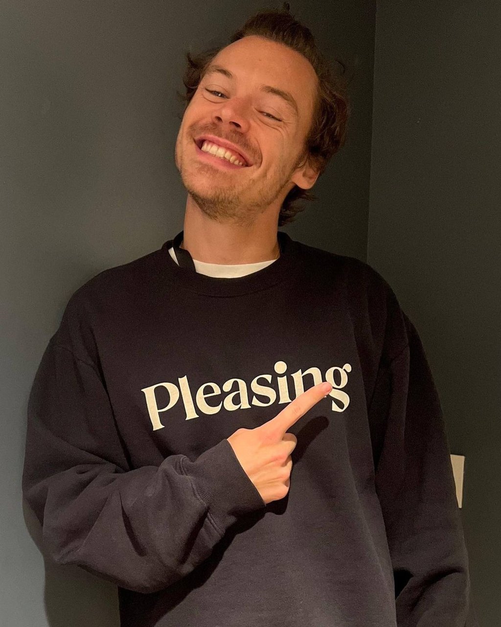 Harry Styles promoting the Pleasing crew neck in black and cream in November 2022. Photo: @pleasing/Instagram