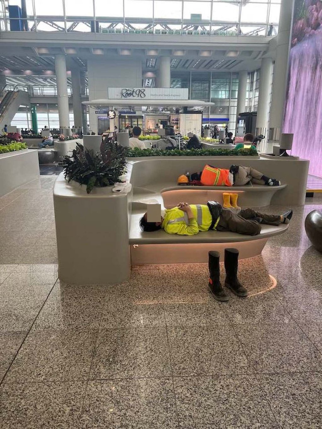 The man who took and posted the photo asked if the scene it depicts would “scare” international travellers. Photo: Facebook/Hong Kong Current Affairs