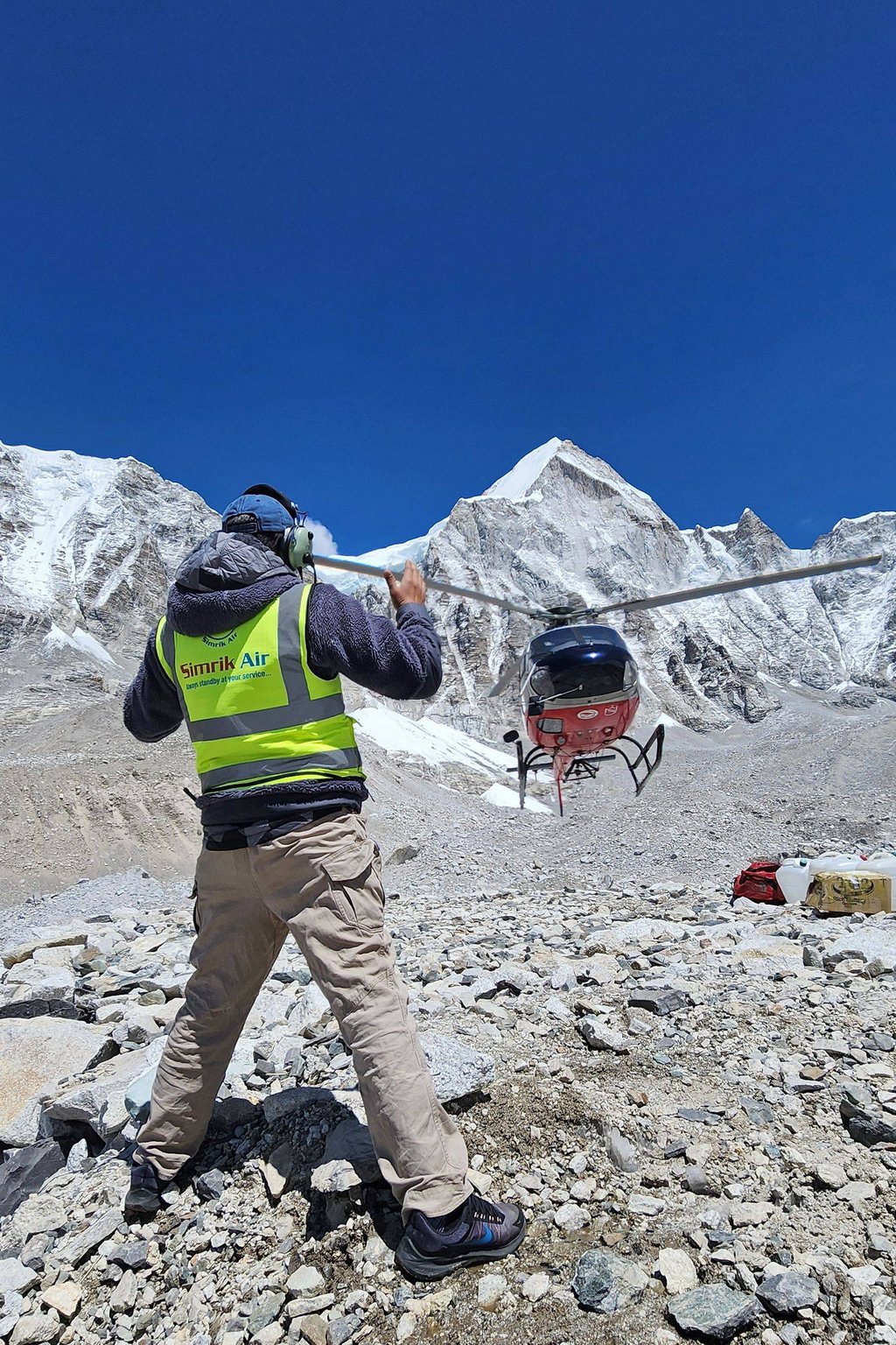 A helicopter prepares to land during a search and rescue operation for three Nepali climbers who went missing on Mount Everest on April 12, 2023. Photo: AFP
