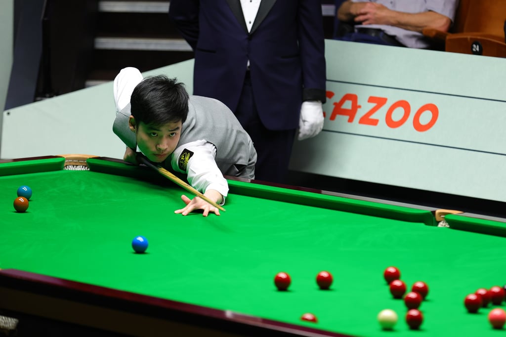 Si Jiahui of China plays a shot during his quarterfinal against Anthony McGill. Photo: Xinhua