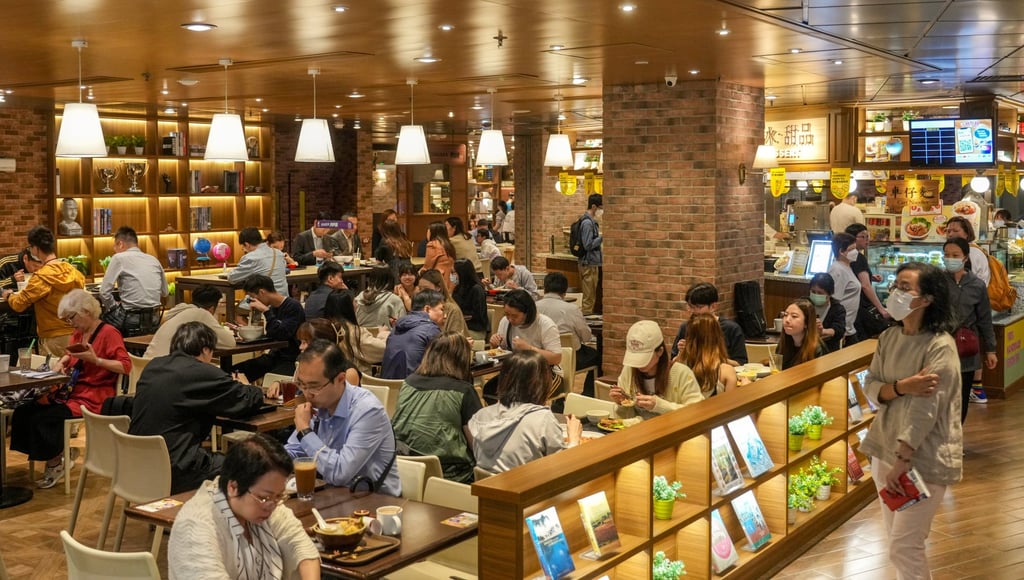Food courts are among the dining options for mainland tourist groups on a list of suggested venues drawn up by the Travel Industry Council. Photo: Sam Tsang
