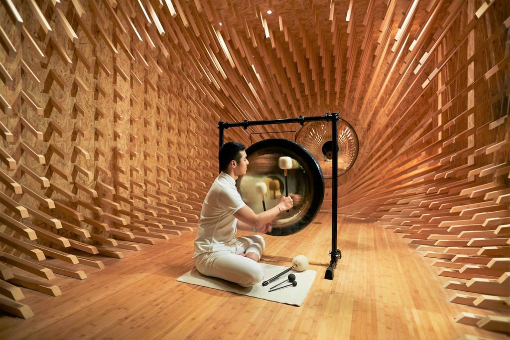 Acoustic artist Malbert Lee performing a sound bath using a gong. Photo: Facebook/@malbertlee