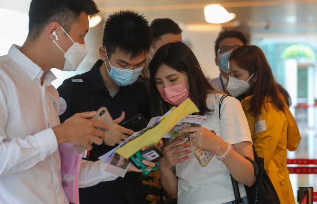 People lined up for Sun Hung Kai’s second-round sales of Silicon Hill in Tai Po in June 2022. Photo: Xiaomei Chen