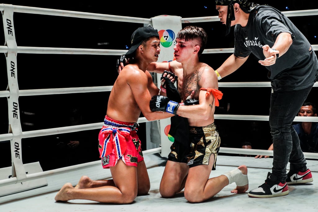 Kongchai Chanaidonmueang (left) and Xavier Gonzalez embrace after their exciting Muay Thai fight at ONE Friday Fights 14 in Bangkok.