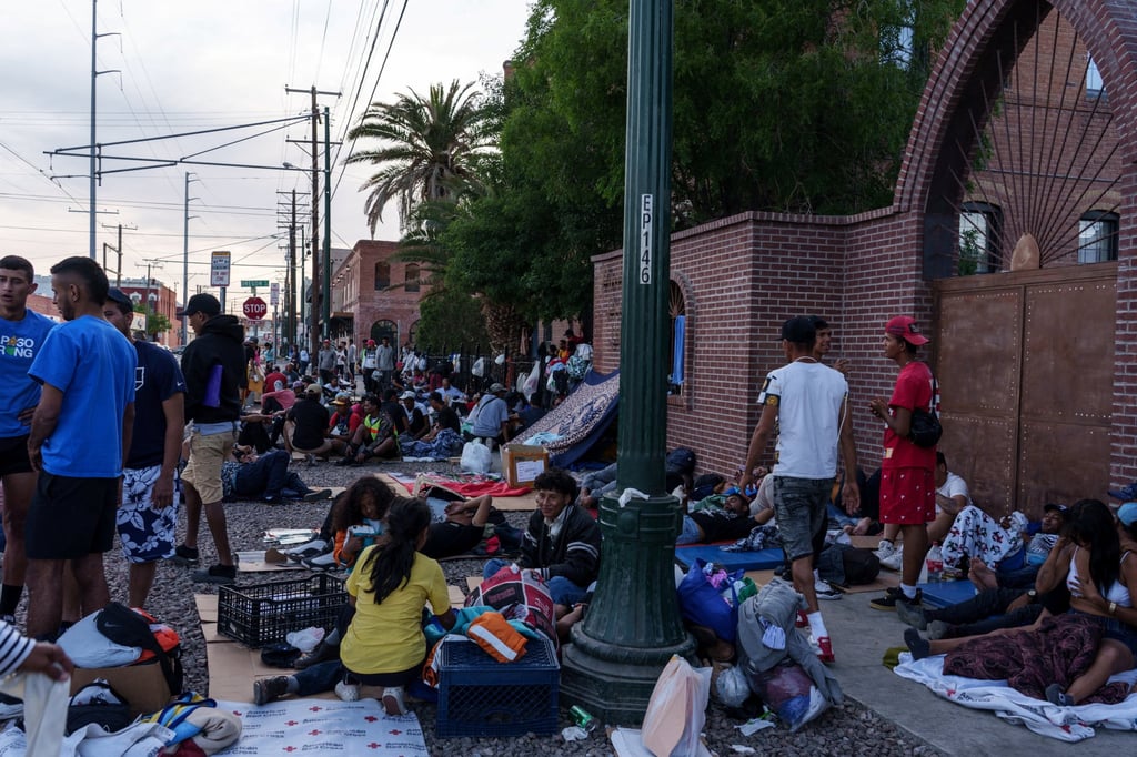 Migrants, mostly from Venezuela, are camped out in front of Sacred Heart Church in downtown El Paso, Texas, on Sunday. Photo: Reuters