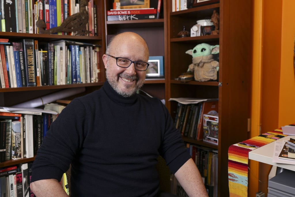 Carmelo Esterrich, professor of humanities and cultural studies at Columbia College in Chicago, and author of “Star Wars Multiverse”, at his office on April 25, 2023. Photo: TNS Carmelo Esterrich, professor of humanities and cultural studies at Columbia College in Chicago, and author of “Star Wars Multiverse”, at his office on April 25, 2023. Photo: TNS