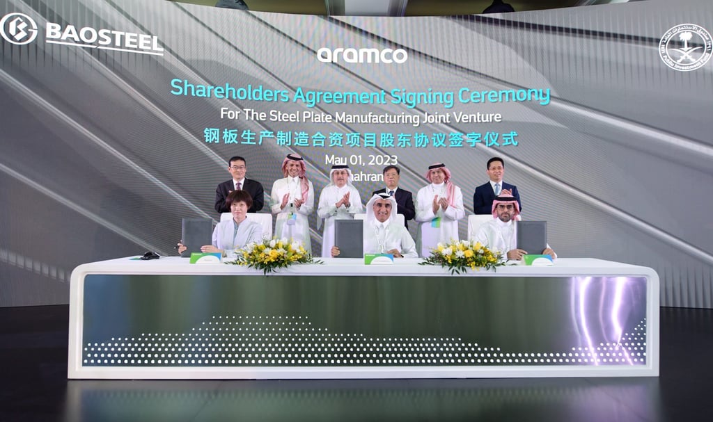 Representatives from Baosteel, Saudi Aramco and Public Investment Fund attend a signing ceremony in Dammam, Saudi Arabia, on May 1, to set up an integrated steel plate manufacturing complex in Saudi Arabia. Photo: Xinhua