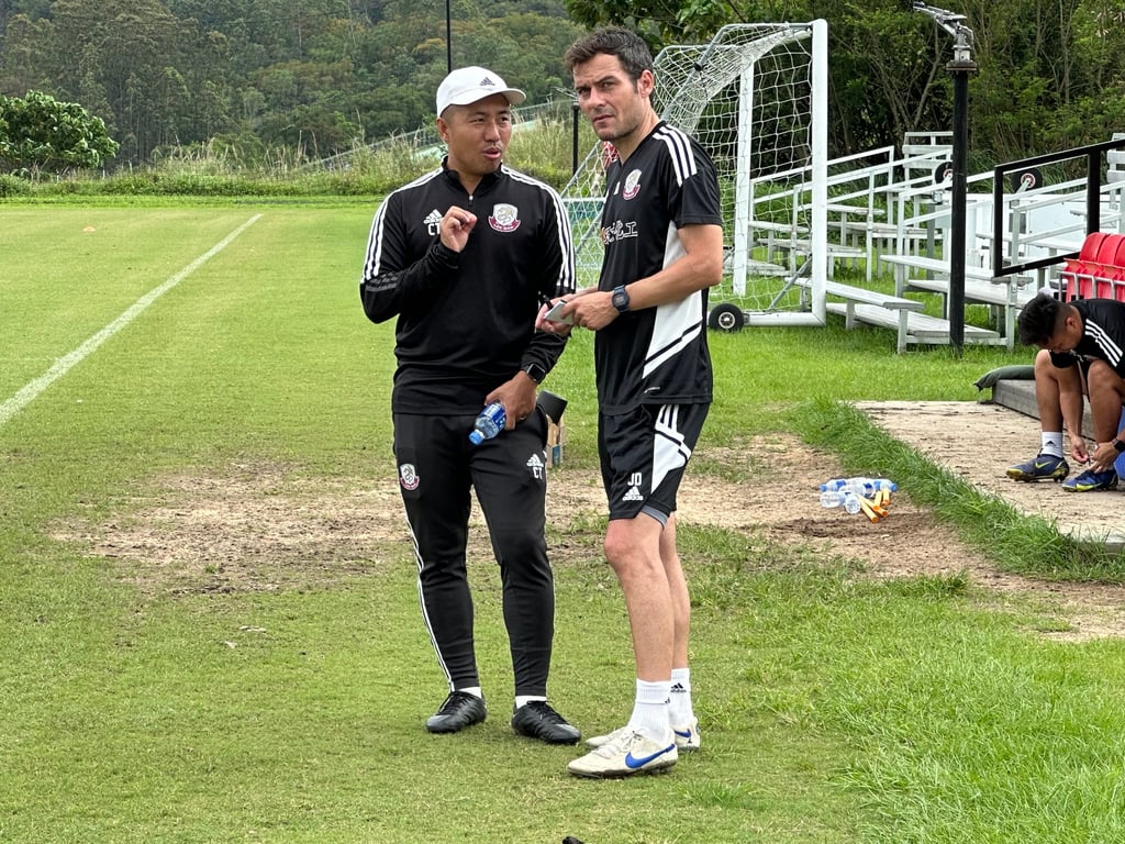 Lee Man coach Tsang Chiu-tat prepares with assistant Jordi Tarres in Tseung Kwan O this week. Photo: Chan Kin-wa