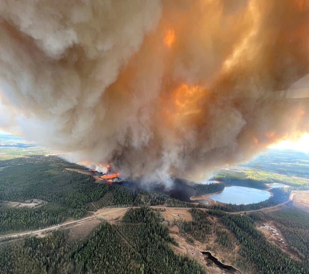 A smoke column rises from a wildfire near Lodgepole, Alberta, Canada. Photo: Alberta Wildfire/Handout via Reuters A smoke column rises from a wildfire near Lodgepole, Alberta, Canada. Photo: Alberta Wildfire/Handout via Reuters