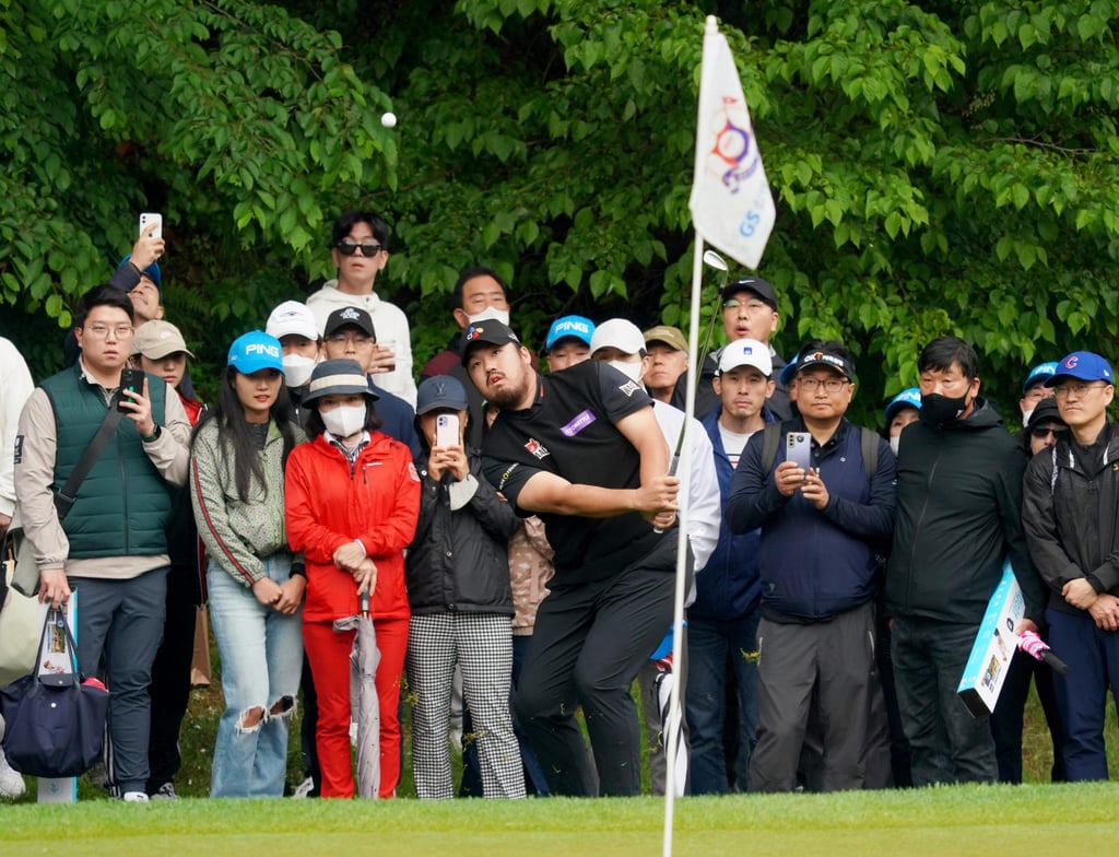 Jung Chna-min chips on to a green during the final round of the 42nd GS Caltex Maekyung Open. Photo: Asian Tour