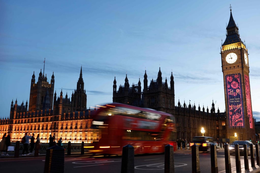 A red London bus passes by The Elizabeth Tower, commonly known by the name of the clock’s bell, “Big Ben”, on May 4, 2023, ahead of the coronation weekend. Photo: AFP A red London bus passes by The Elizabeth Tower, commonly known by the name of the clock’s bell, “Big Ben”, on May 4, 2023, ahead of the coronation weekend. Photo: AFP