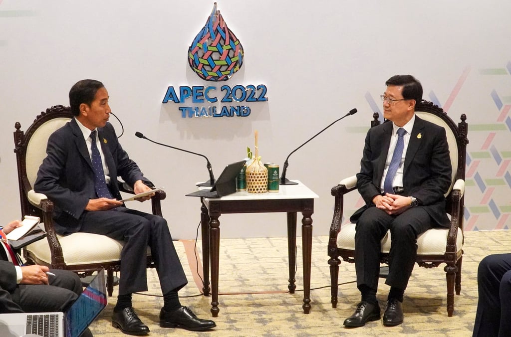 Indonesian President Joko Widodo meets Hong Kong leader John Lee Ka-chiu at the Asia-Pacific Economic Cooperation (Apec) forum in Bangkok on November 18, on Lee’s second day of his debut overseas trip aimed at relaunching the financial hub at a high-level regional summit. Photo: Handout Indonesian President Joko Widodo meets Hong Kong leader John Lee Ka-chiu at the Asia-Pacific Economic Cooperation (Apec) forum in Bangkok on November 18, on Lee’s second day of his debut overseas trip aimed at relaunching the financial hub at a high-level regional summit. Photo: Handout