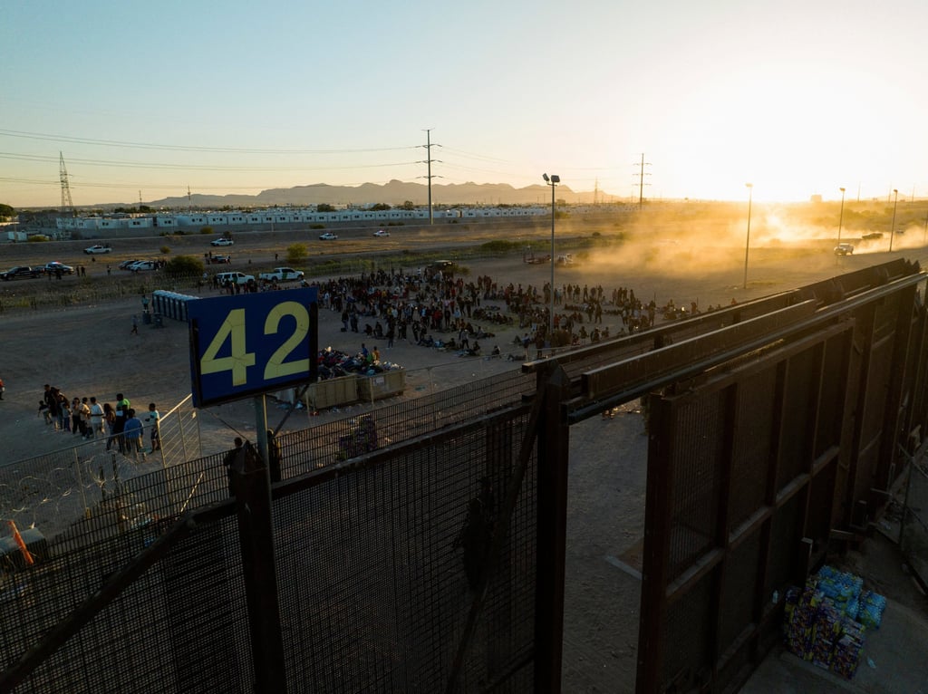 Migrants near Border Gate 42 in El Paso, Texas on Thursday. Photo: Reuters