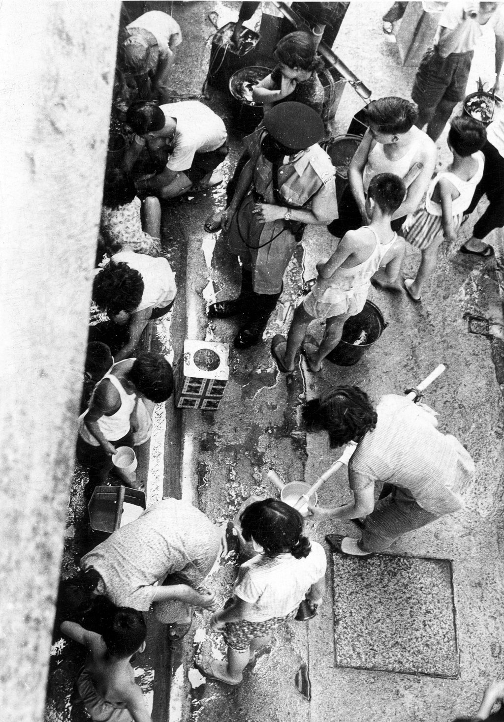 People getting water at Po Hing Fong in Sheung Wan in 1963. Photo: SCMP People getting water at Po Hing Fong in Sheung Wan in 1963. Photo: SCMP