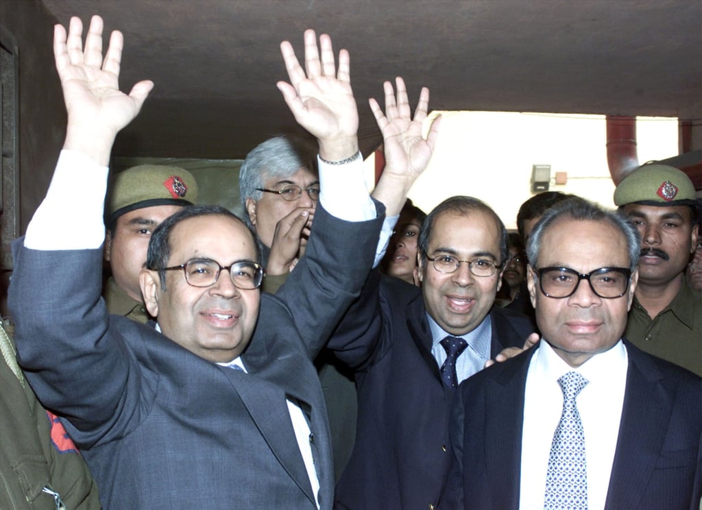 (From left) Srichand Hinduja, Gopichand Hinduja and Prakesh Hinduja wave to reporters outside a court in New Delhi in January 2001. Photo: Reuters
