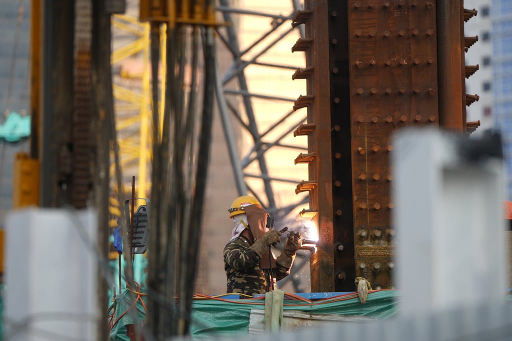 Workers at a construction site at Central. The city’s new warning system aims to reduce the occupational risk for those working in hot environment. Photo: Sam Tsang